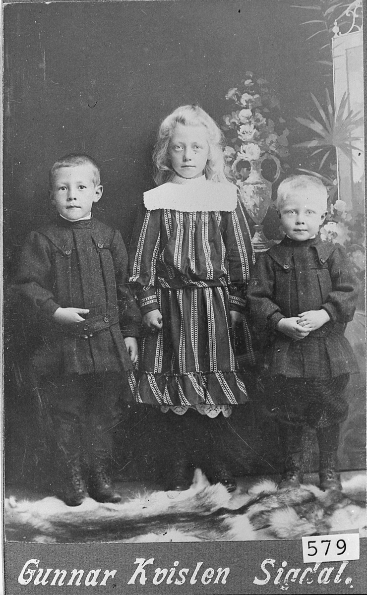 Portrett av tre barn, tilsvarende SEM.F.00580.