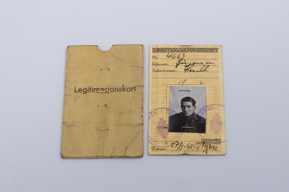 Legitimasjonskort fra 1941 utstedt av lensmannen i Trondenes til giver. Kortet er utstyrt med passbilde og selve identitetskortet ligger i en pappholder.