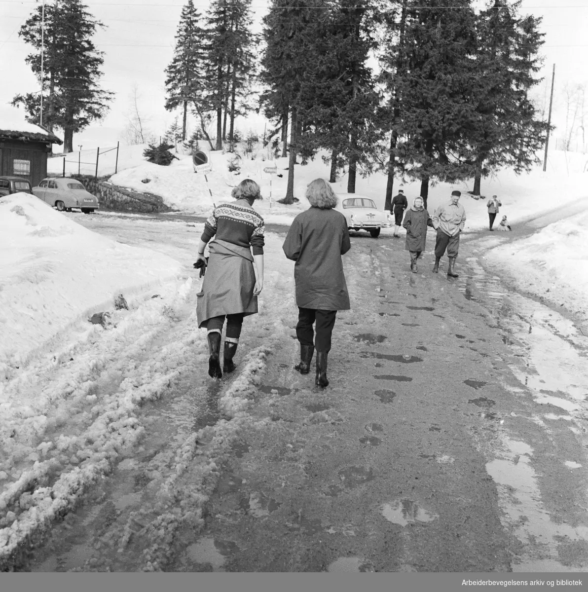 Turgåere ved Tryvann i Nordmarka. April 1958.
