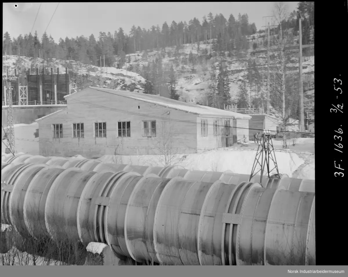 Svælgfos kraftstasjon (Svelgfoss kraftstasjon). Nytt verksted. Vannrør fra kraftstasjonen går foran bygget.