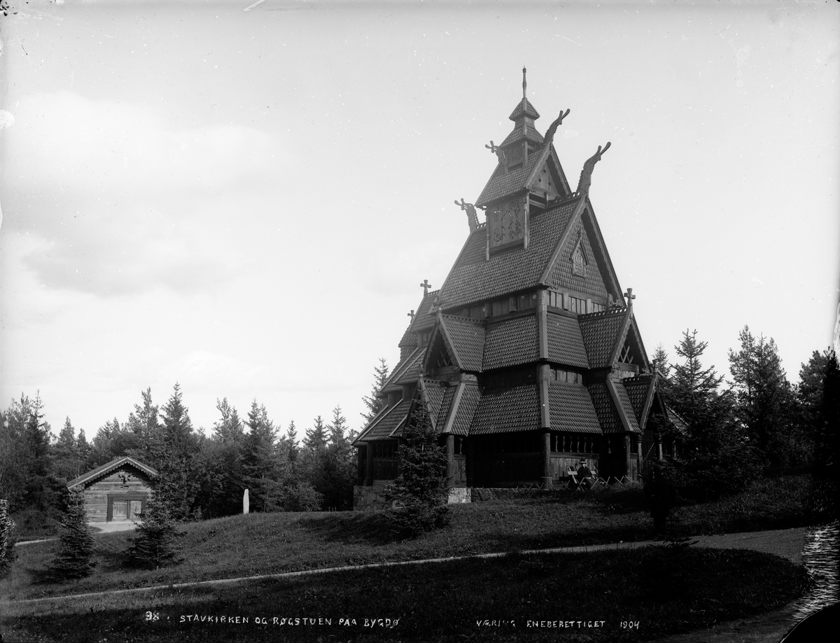 Gol stavkirke og stabburet på Norsk Folkemuseum på Bygdøy