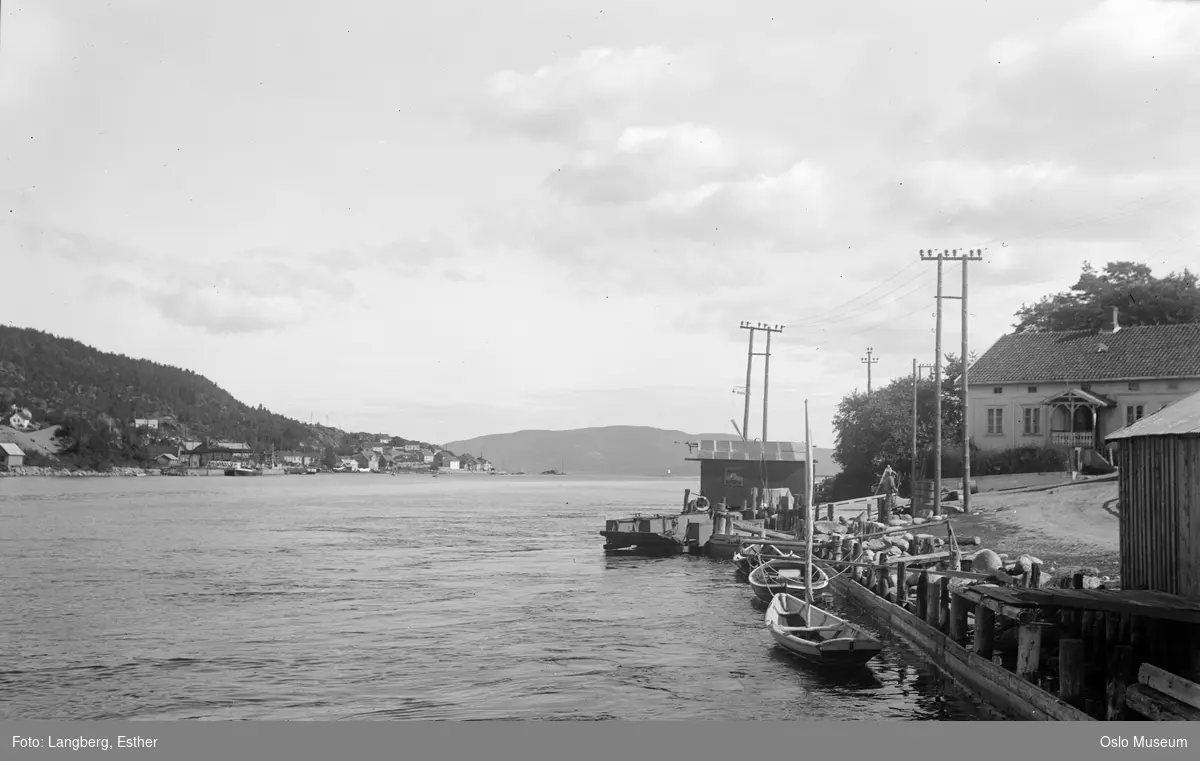 fjord, havn, robåter, bebyggelse
