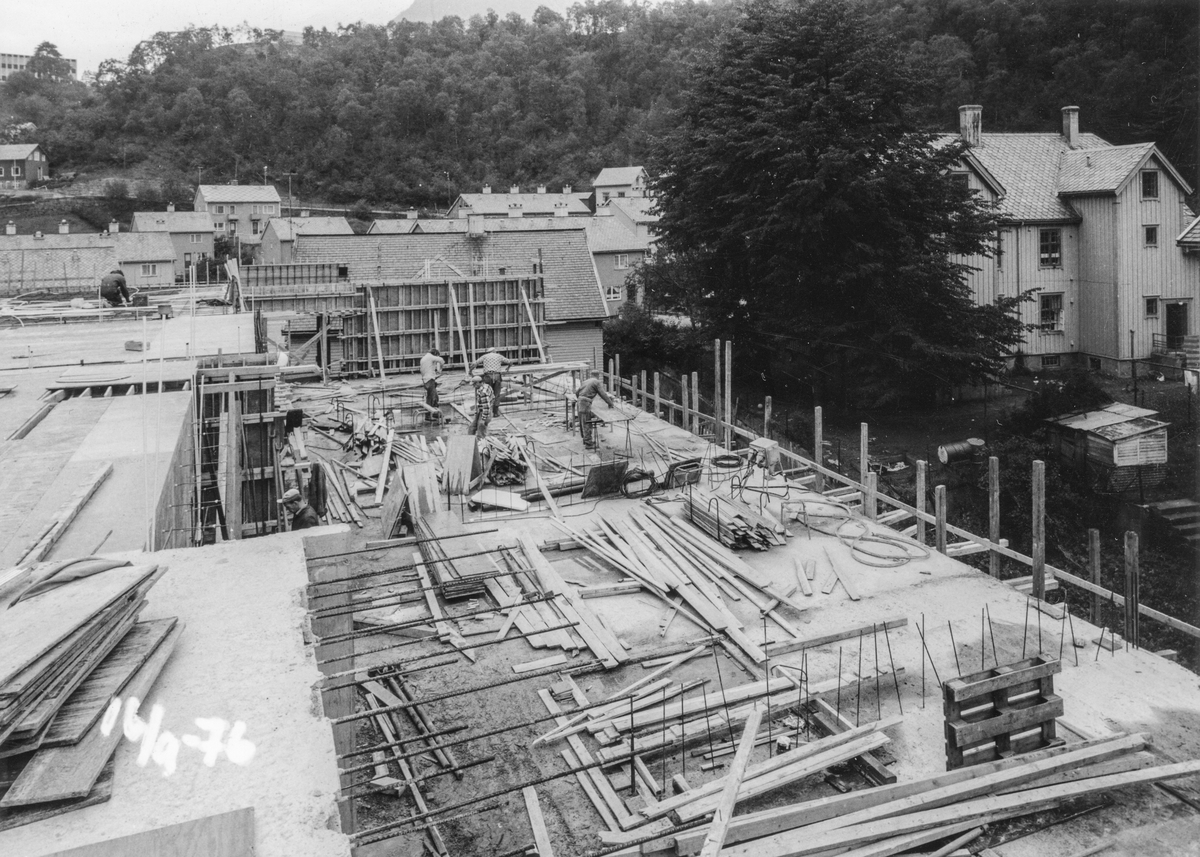 Bygginga av Odda sjukeheim i 1975-1976. 