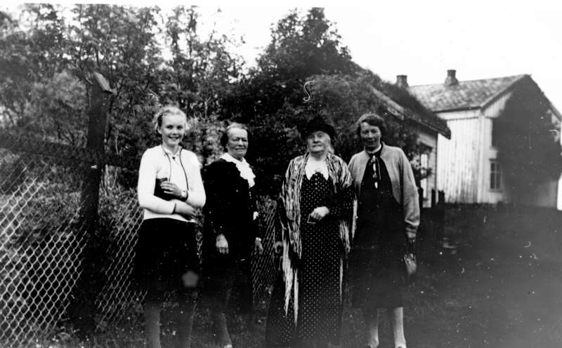 Fire kvinner ute på spasertur. Kanskje i Langenesværet en gang på 30-tallet.
