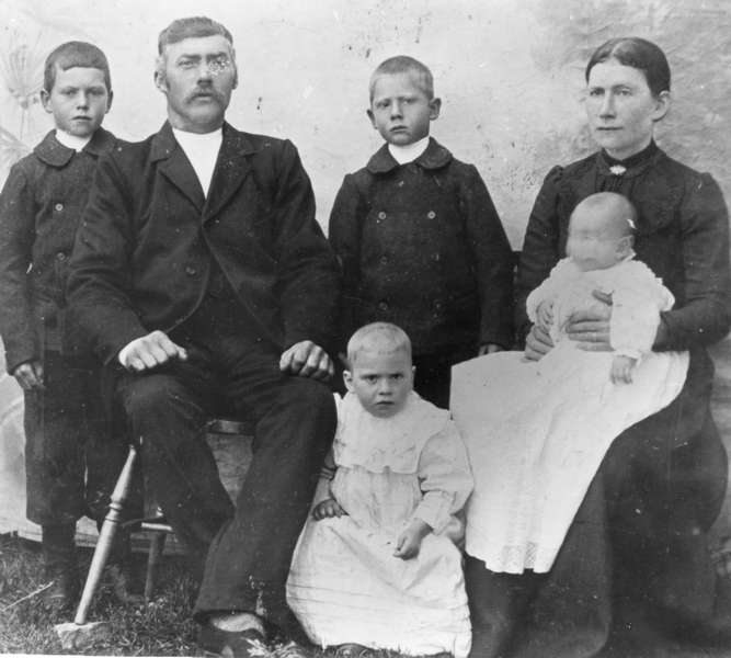 Ekteparet Fredrik Olsen og Sophie, med barna Olaf, Kristen, Nanna Marie og Olga Sofie fra Klo i Øksnes.