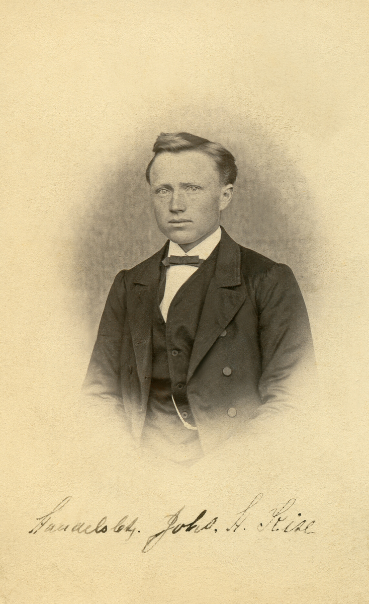 Portrettfoto av Johannes H. Kise, handelsbetjent