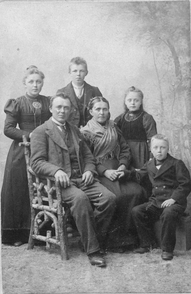 Familieportrett av Harald Åsen og familien. Øverst f. v Bergit, Rasmus.  Framme f. v Harald, Kari, Anne og Halvor