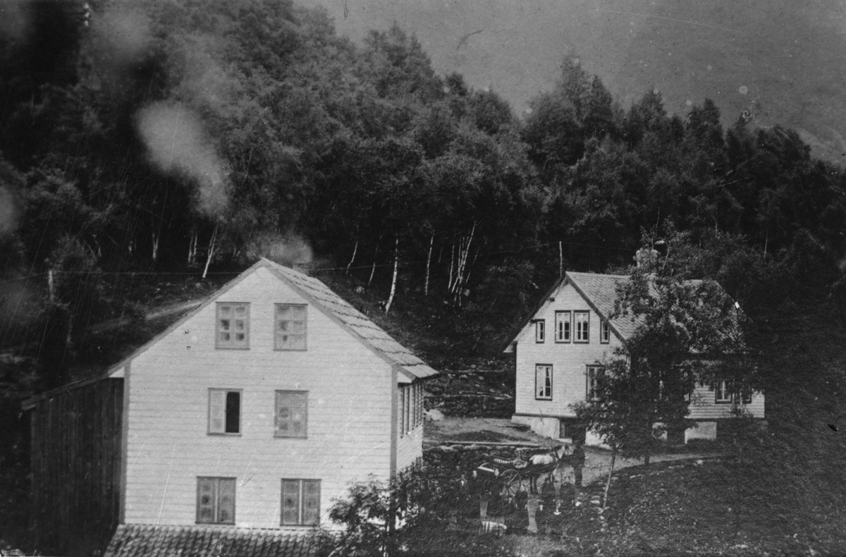 Den gamle mølla i Eiodalen (Eidedalen), ca. 1910. Møllebygningen, oppført i 1889, og stovehuset som vart bygd få år seinare. Midt på biletet er familien Bård Heggen; Bård sjølv står ved hesten som er førespent stolkjerra.
