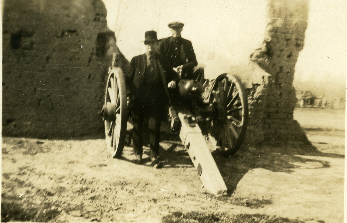 Kort sendt til Norge med motiv frå Fort Benton, Montana.  Avsendaren er ein av dei på bildet med kanonen.