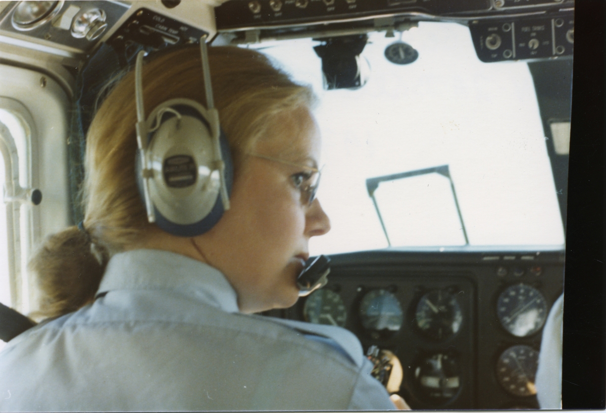 Flygeren Martha Johansen i cockpiten til en av Norvings Britten Norman 2A Islander.