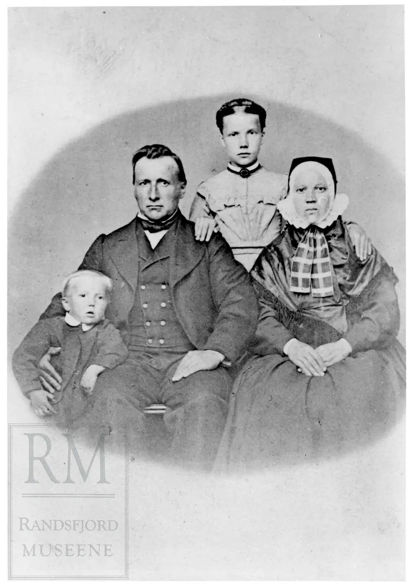 Portrett av familien Bleken. Mads Bleken og Thore Bleken med barna Lars Bleken og Anne Bleken