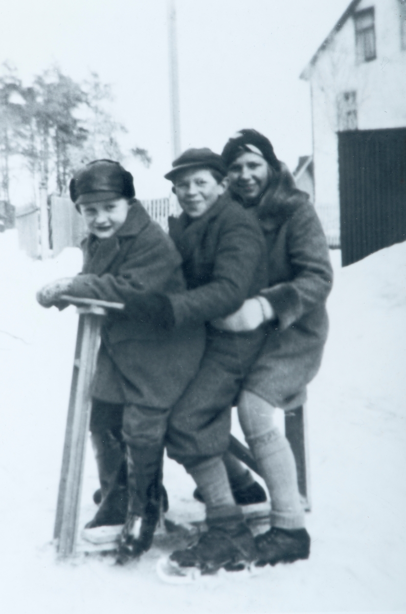 Ulf Tørud, Arve Lyder Larsen, Mary Larsen, "Skøytekjelke", barnelek, vinter.