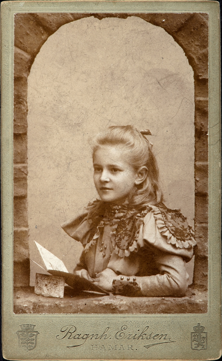 Margrethe Sterud f. 1888, barneportrett.