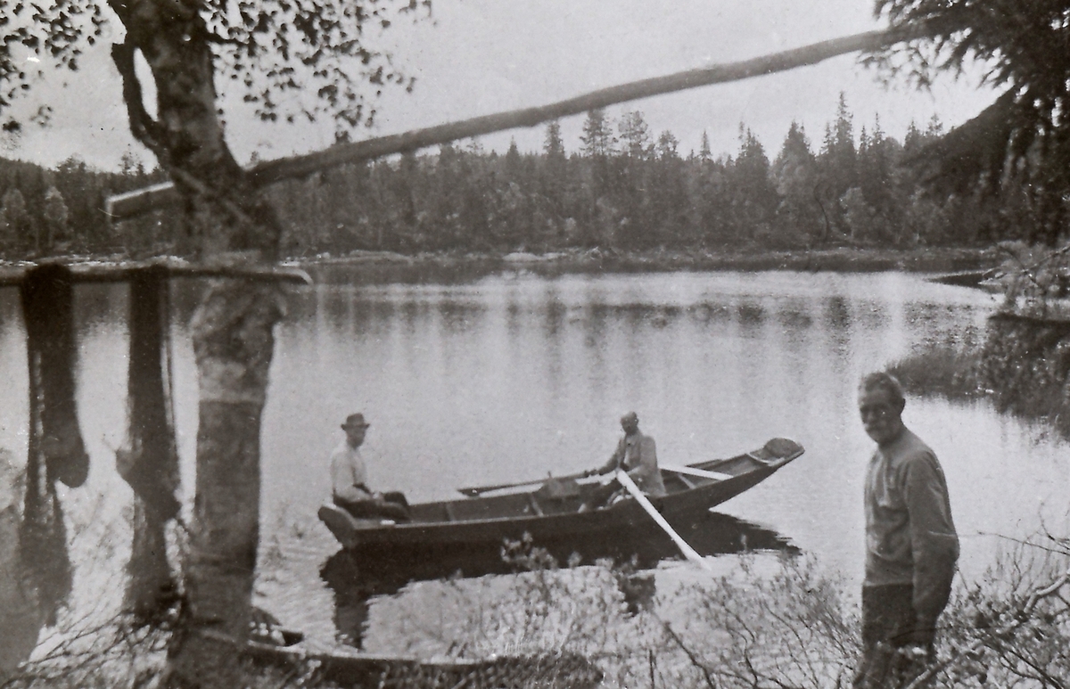 Båtstøa på Hoppestul ved Lauromingsfjorden (Løvrydningsfjorden)  Ramsvannet. I båten Ole Hoppestul (1863-1936) og Johan Frognes. 
På land Isak Hoppestul, f.1856. Garnhuset står til venstre utenfor bildet. Stenger til garntørk.