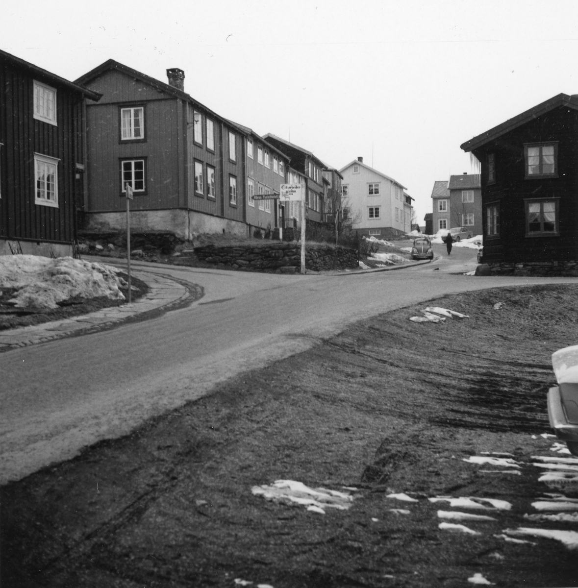 Tre foto fra øverste del av Kjerkgata og nederste del av Svenskveien på Haugan, Røros. Området Korset/Korsveien. Påska 1974