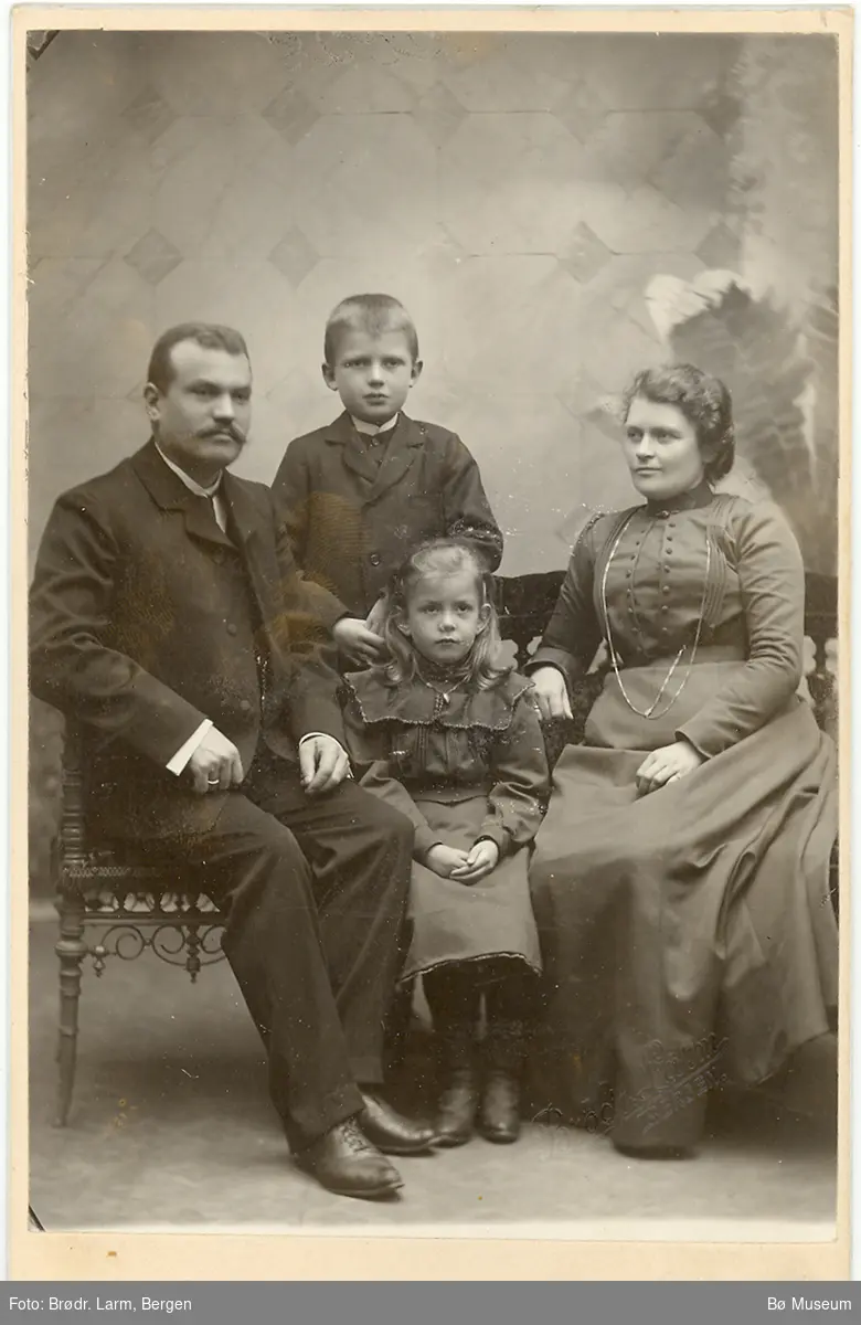 Portrett av familie med to barn.