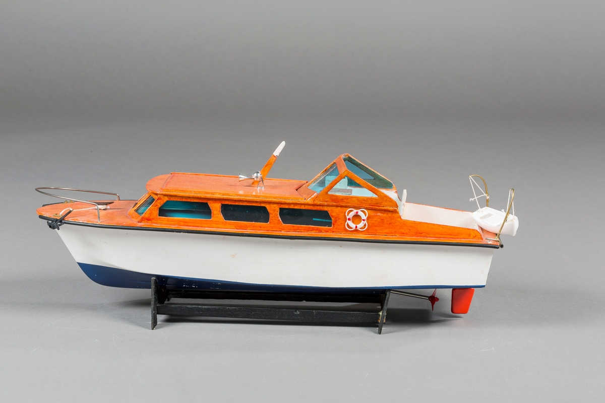 Hyttebåtmodellen Carina, bygget av byggesett fra Gaupner.