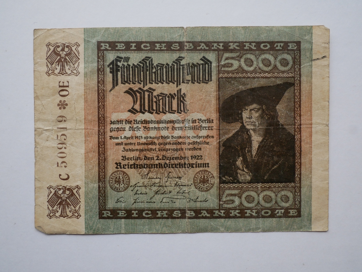 2 tyske pengesedler (11125 - 26).

11125 - Reichsbanknota 5000 Mark, Berlin den 2 dec 1922.

Gave fra fru Marie Heiberg, Kristiania.
