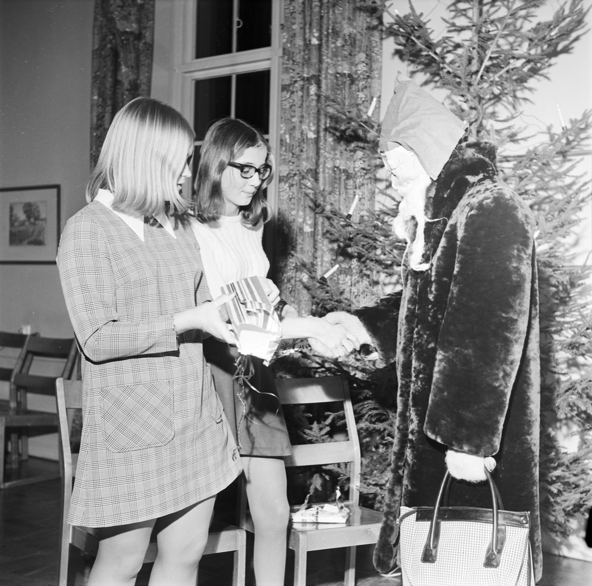 Två flickor och en jultomte, Tierp, Uppland 1968