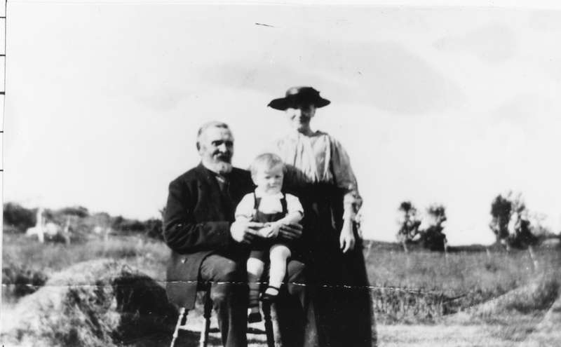 Ekteparet Kristian Pedersen og Mathilda Dreyer med Kristians barnebarn fra hans første ekteskap, Ivar Toften.