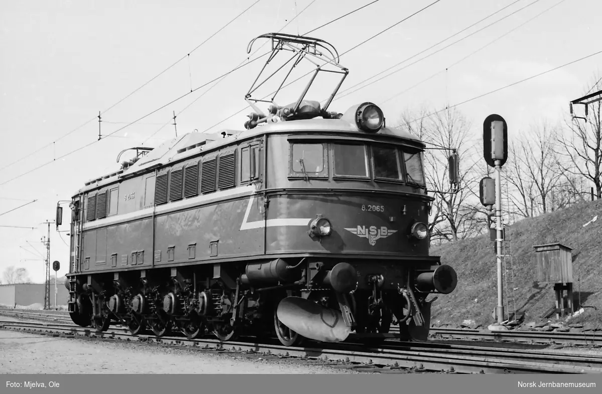 Elektrisk lokomotiv El 8 2065 ved Sundland i Drammen