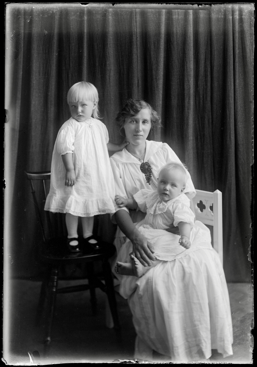 Fru Edit Andersson med två barn