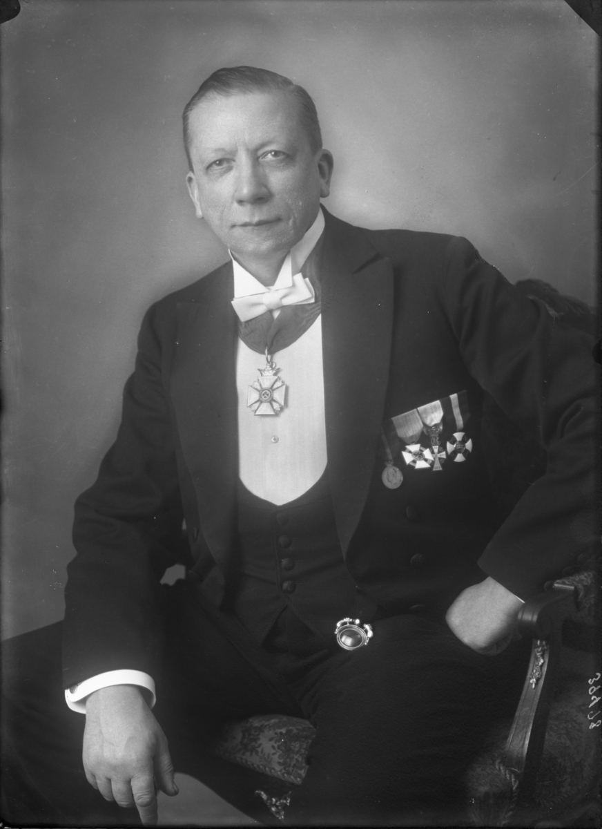 Portrett av J.C. Koren Wiberg med medaljer, ordener og formelt antrekk.