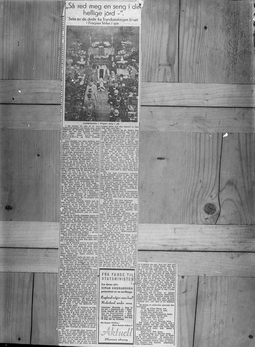 Avisutklipp fra Aftenposten 30. juni 1945 fra bisettelsen av de døde fra Trandumskogen i Frogner kirke