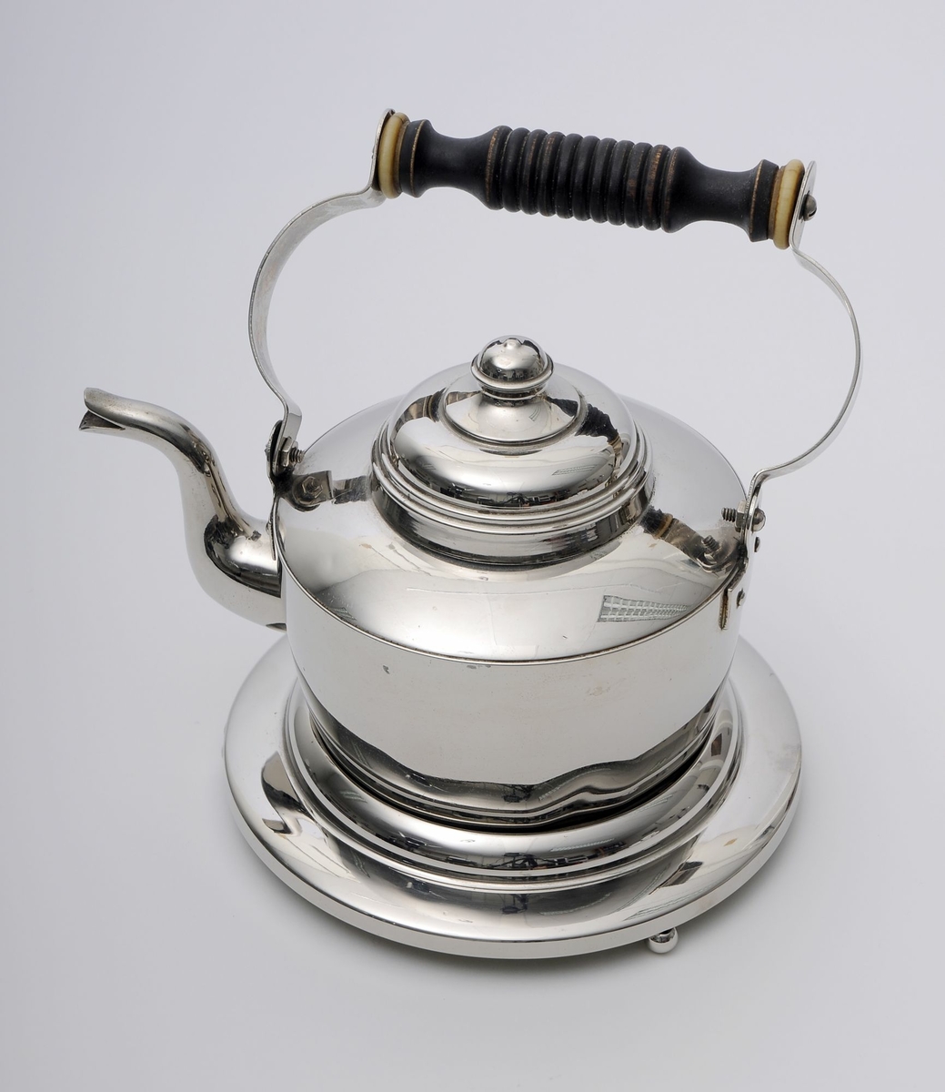 Kjele til å servere te eller kaffe i. Kjelen har en ring som den skal settes på for å forhindre skade på bord og lignende. 