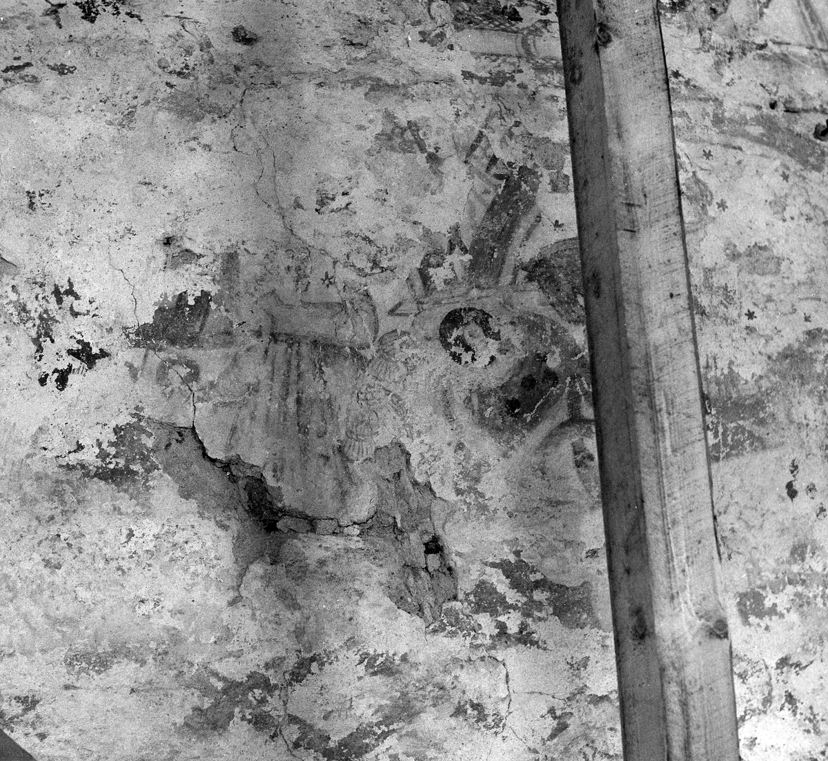 Stråvalla sn.
Stråvalla kyrka efter renoveringen juni 1964.
Foto 1, Norra långhusväggen, detalj bakom predikstolen, efter restaureringen. 
Foto 2, Södra långhusväggen, detalj av målning omedelbart öster om läktarbröstningen och nedanför taklisten.
Foto 3 Del av kalkmålning på flätbandsfris, norra långhusväggen.
Foto 4 Norra långhusväggen, del av kalkmålning i arkad på flätbandsfris.
Foto 5 Norra långhusväggen, nedre delen av kalkmålning i arkad flätbandsfris.
Foto 6, Norra långhusväggen, del av kalkmålning med mittbård och underliggande arkadbåge.