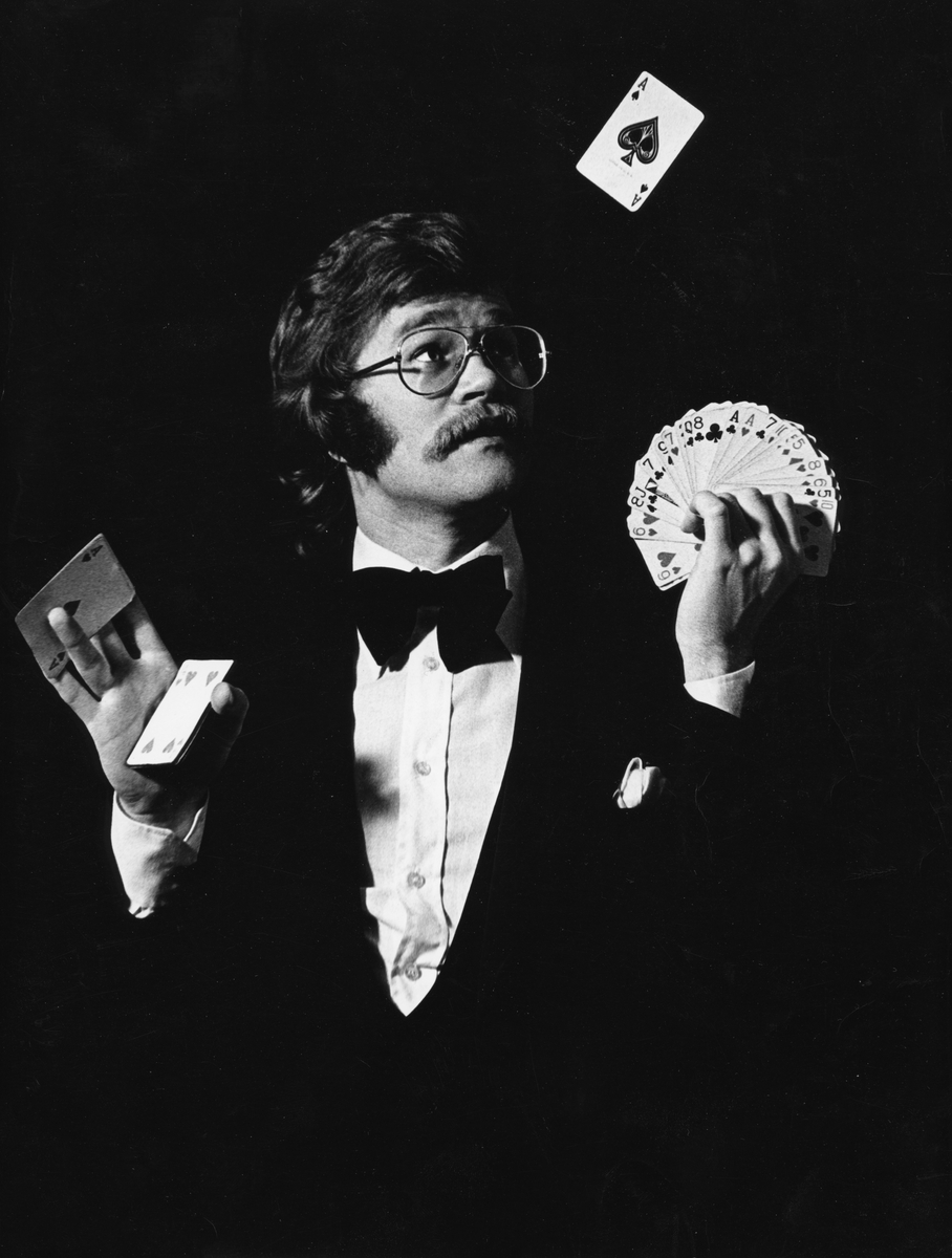 Foto på Johnny Lonn, en magiker som håller i en kortlek.