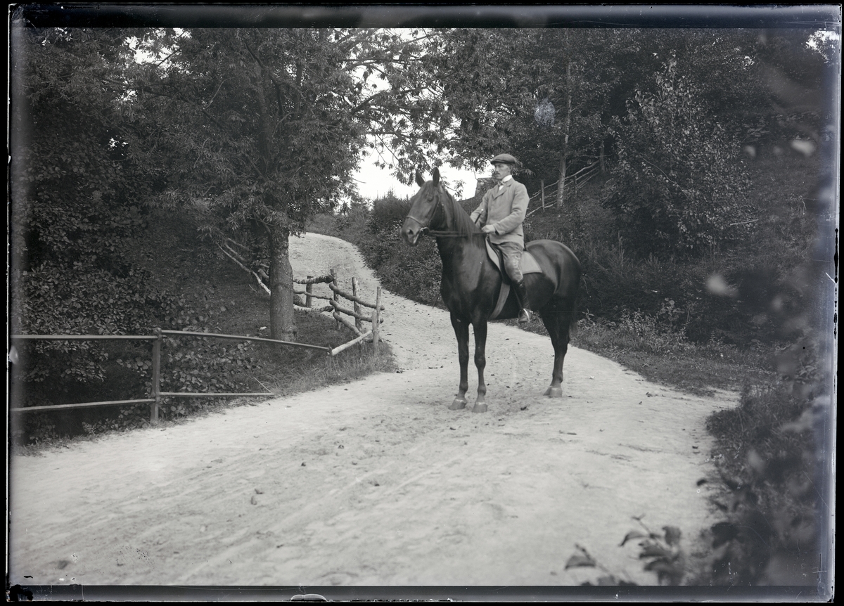Enligt fotografens journal Lyckorna 1909-1918: "Eliasson, Kusk till häst".
Enligt fotografens notering: "Kusk Eliasson, Anfasteröd Ljungskile".