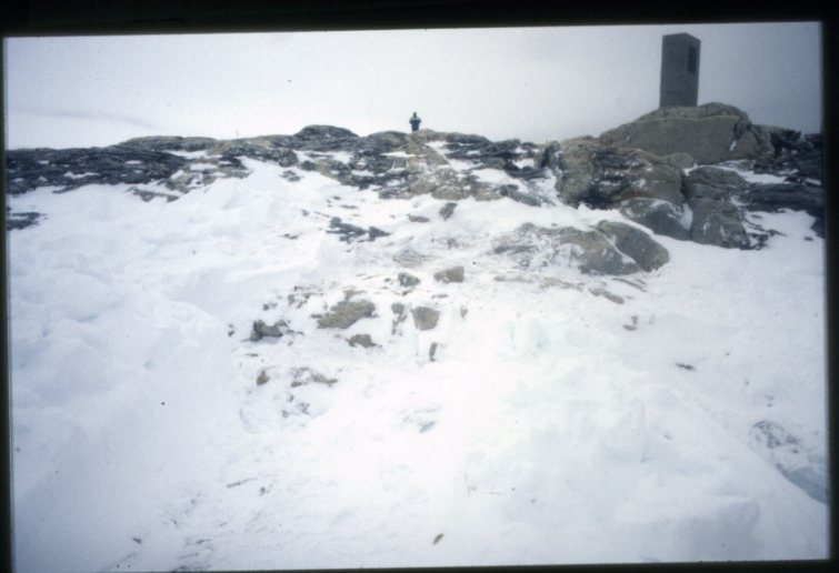 Arbete med att i snö gräva fram Andréelägret på Vitön.
