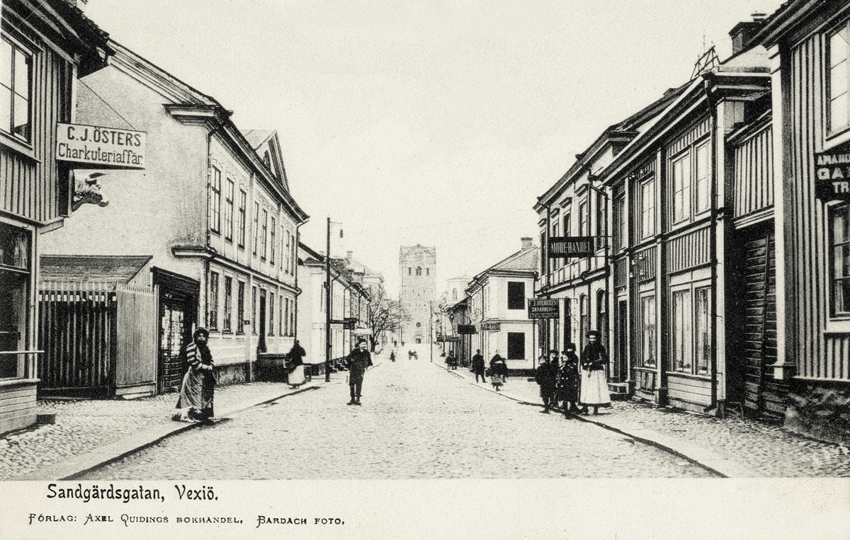 Folkliv på Sandgärdsgatan i Växjö. Tidigt 1900-tal.