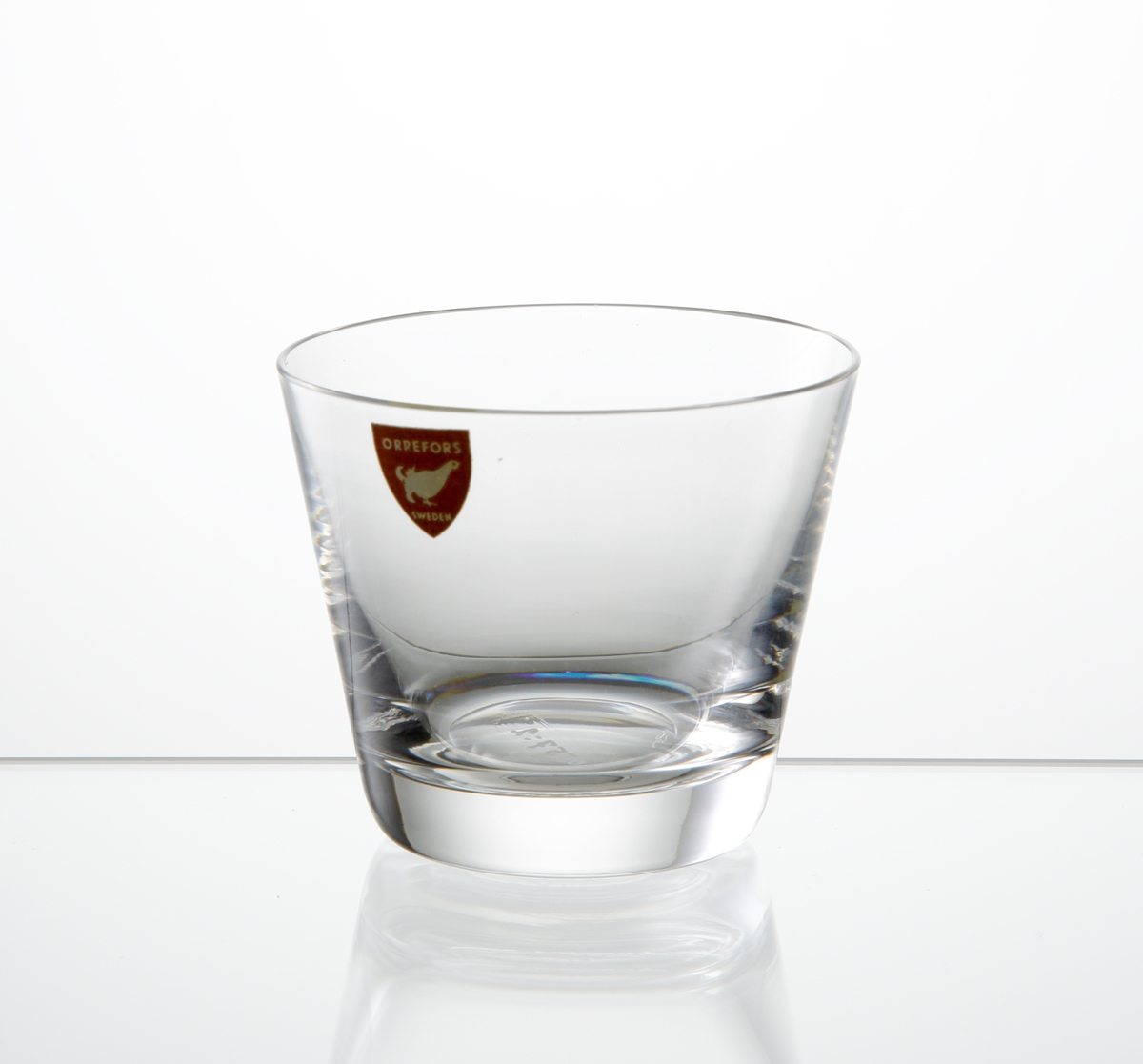 Design: Ingeborg Lundin.
Cocktailglas med konande form, slät kupa.
Fabriksmärke: röd botten med vit text.