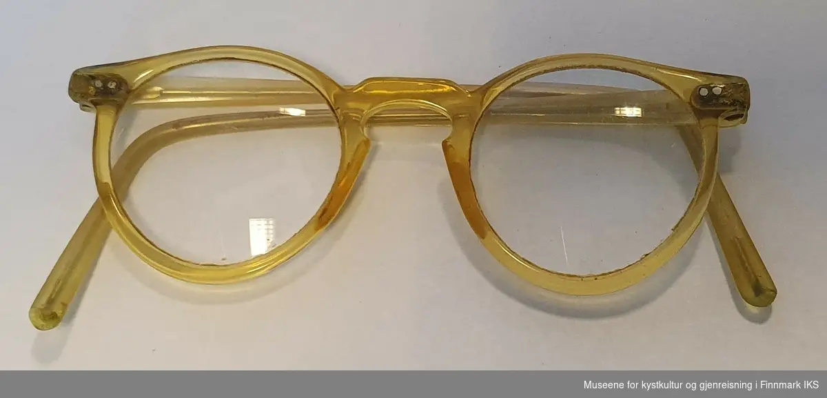 Svart  ovalt brilleetui med gule briller.
