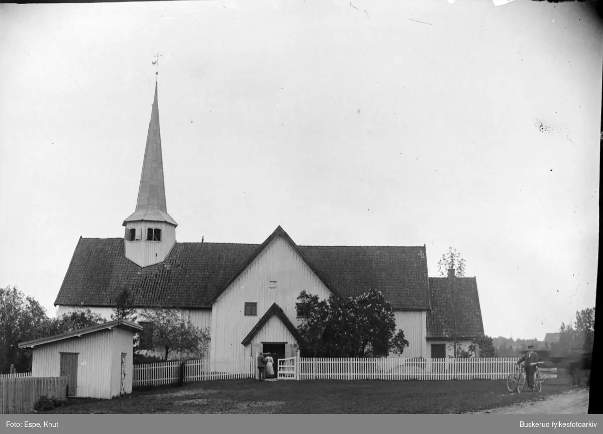 Hole kirke fra ca 1200.Den  24. mai 1943 slo lynet ned, og kirken (som så slik ut på midten av 1800-tallet) brant. Bare noen steinmurer stod tilbake, og disse danner nå den vestlige delen av kirken, som i ny skikkelse ble innviet 5. september 1954. Arkitekt var Finn Bryn.