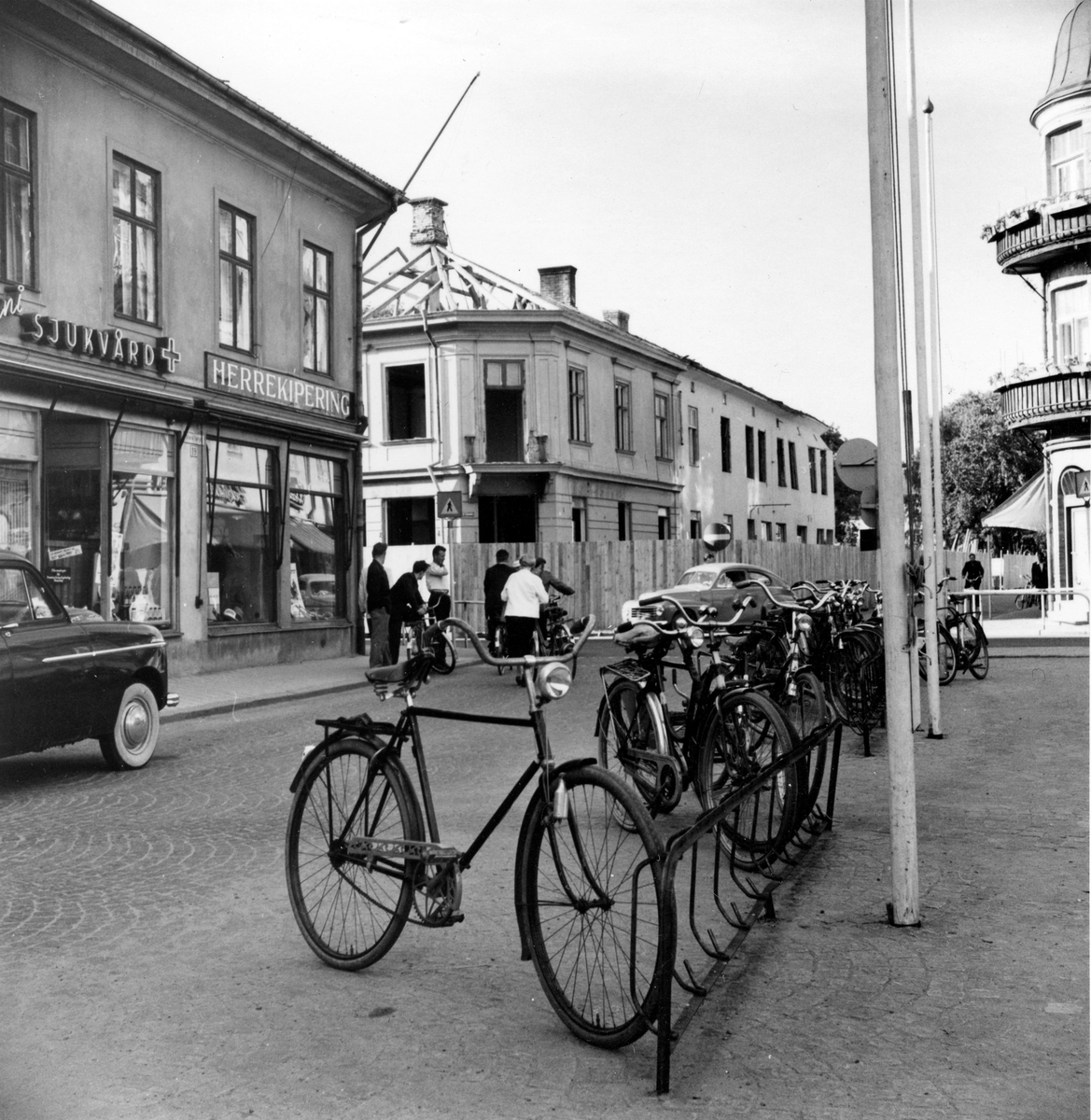 Hörnan Storgatan - Dotorpsgatan från torget. Från NM:s byggnadsinventering 1957