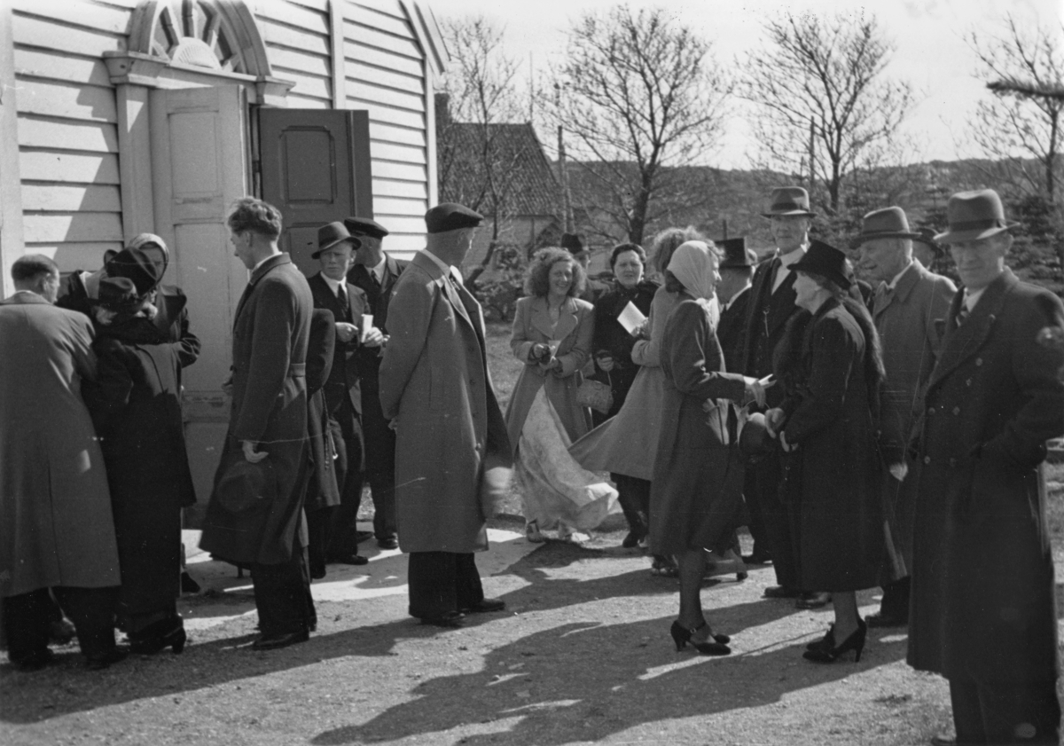 Lars og Signe Marie Kvassheims bryllup ved Ogna kirke, 28. april 1945.