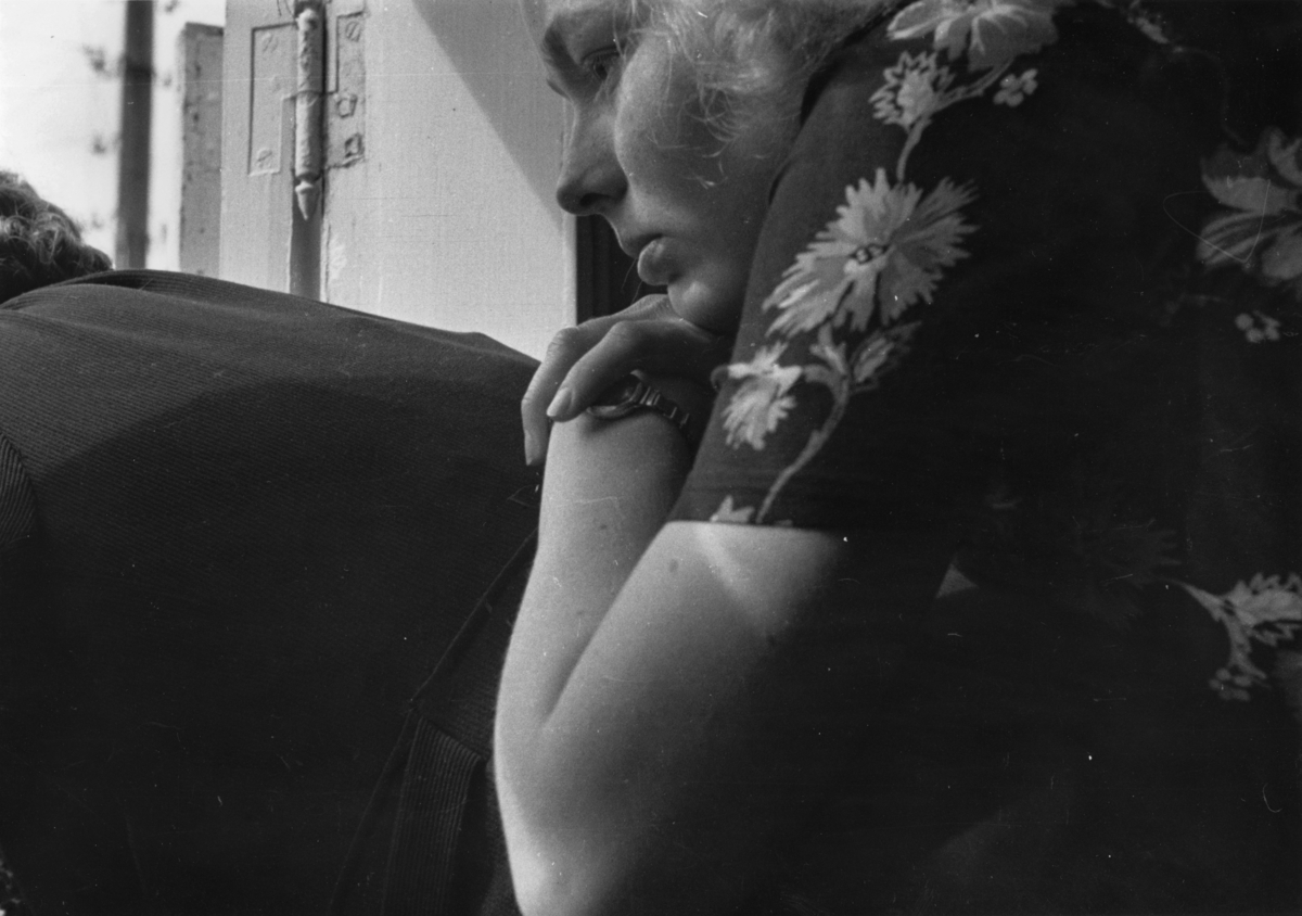 Dr. Randlevs datter Karen ser på virvaret utenfor politikammeret, 11. mai 1945.