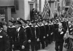 Marinegastene i borgertoget i Johan Feyersgaten, 17. mai 194