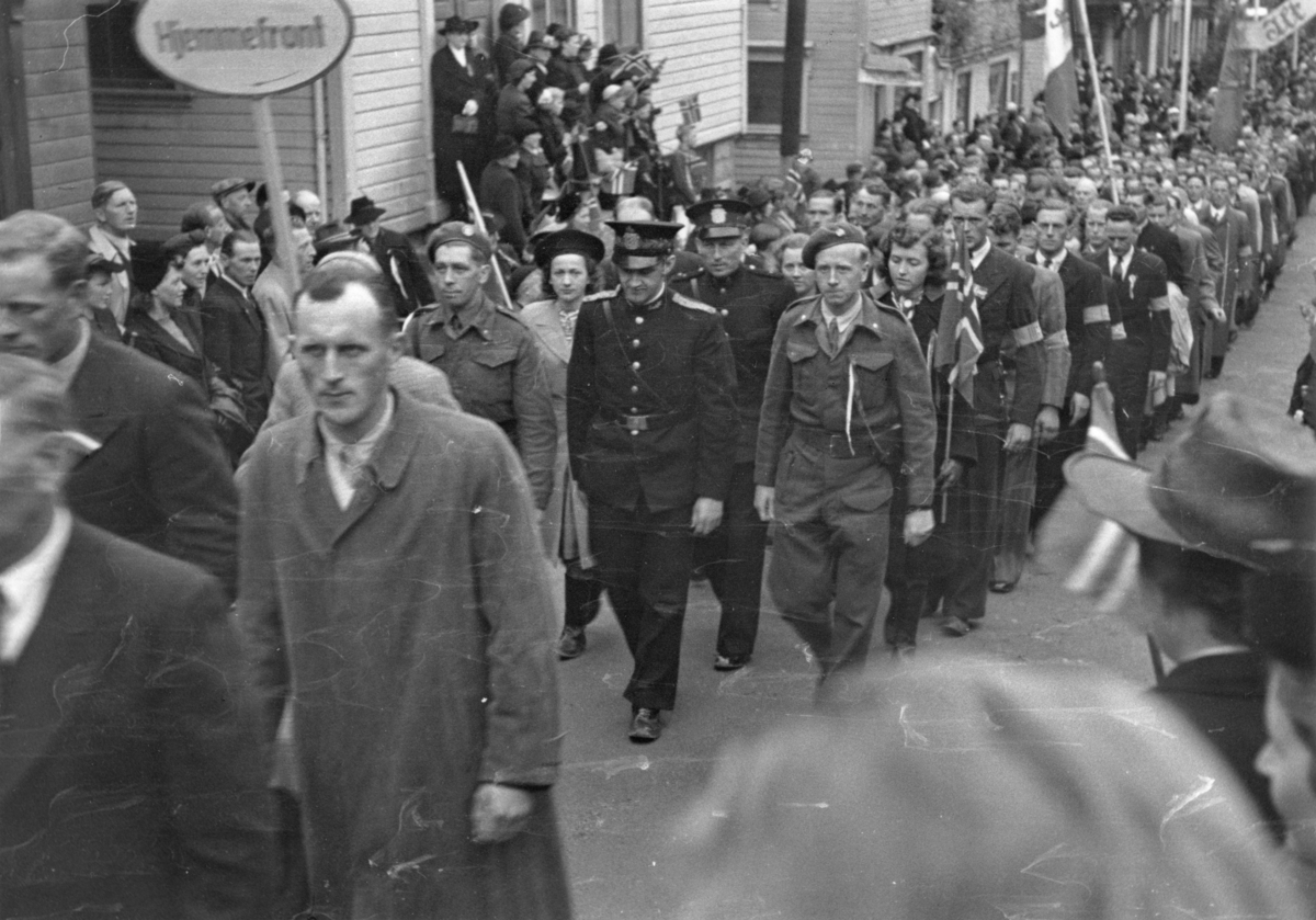 Johan Feyersgaten, 17. mai 1945. Hjemmefronten i borgertoget med Alf Aakre, Hermann Rolland og Kjell Endresen i spissen.