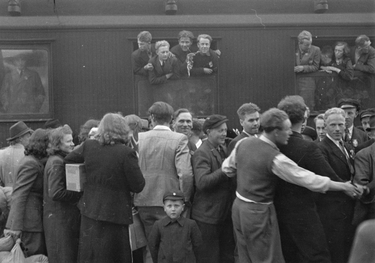 Jernbanestasjonen på Eie, 10. mai 1945. Grinifangene kommer hjem.