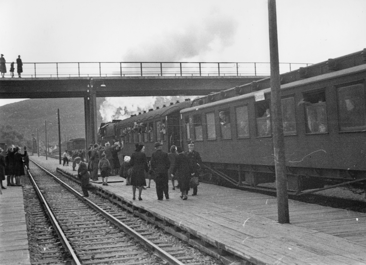 Toget med Tysklandsfangene ankommer jernbanestasjonen på Eie, 28. mai 1945.