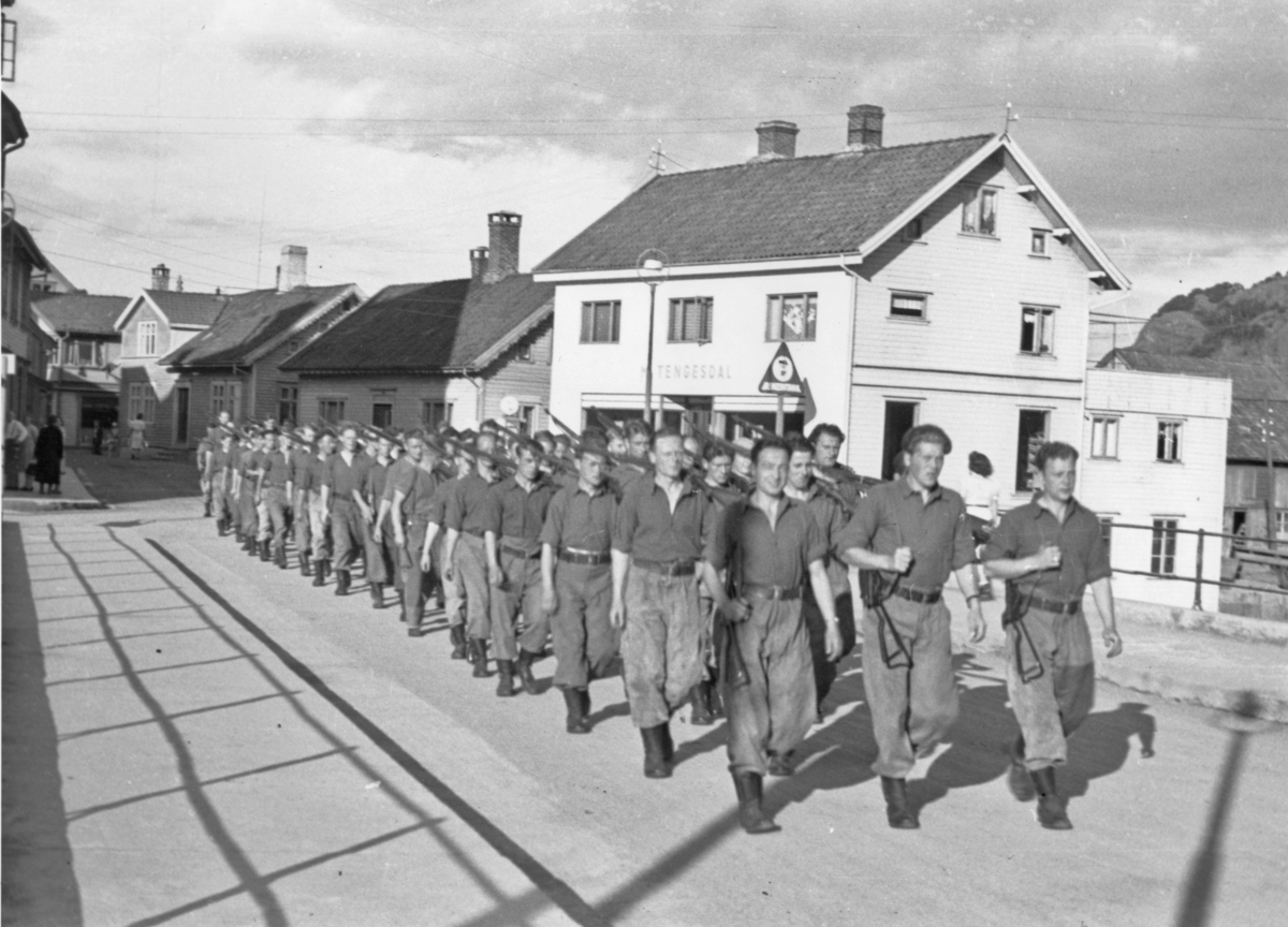 Norske soldater på Damsgårdsbroen, 15. august 1945.