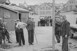 Plankegjerdet settes opp rundt interneringsleiren i Lerviken