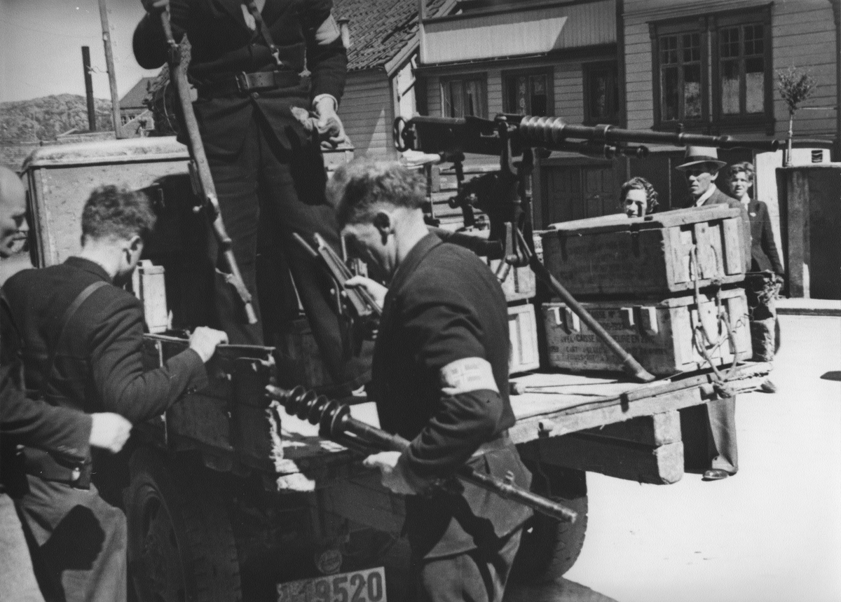 Hjemmestyrkenes med utrykningsbil og sine tyngste våpen, mai 1945.