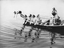 Frikirkens landtur i Gjellestadviken, 1952. Bading fra båt.