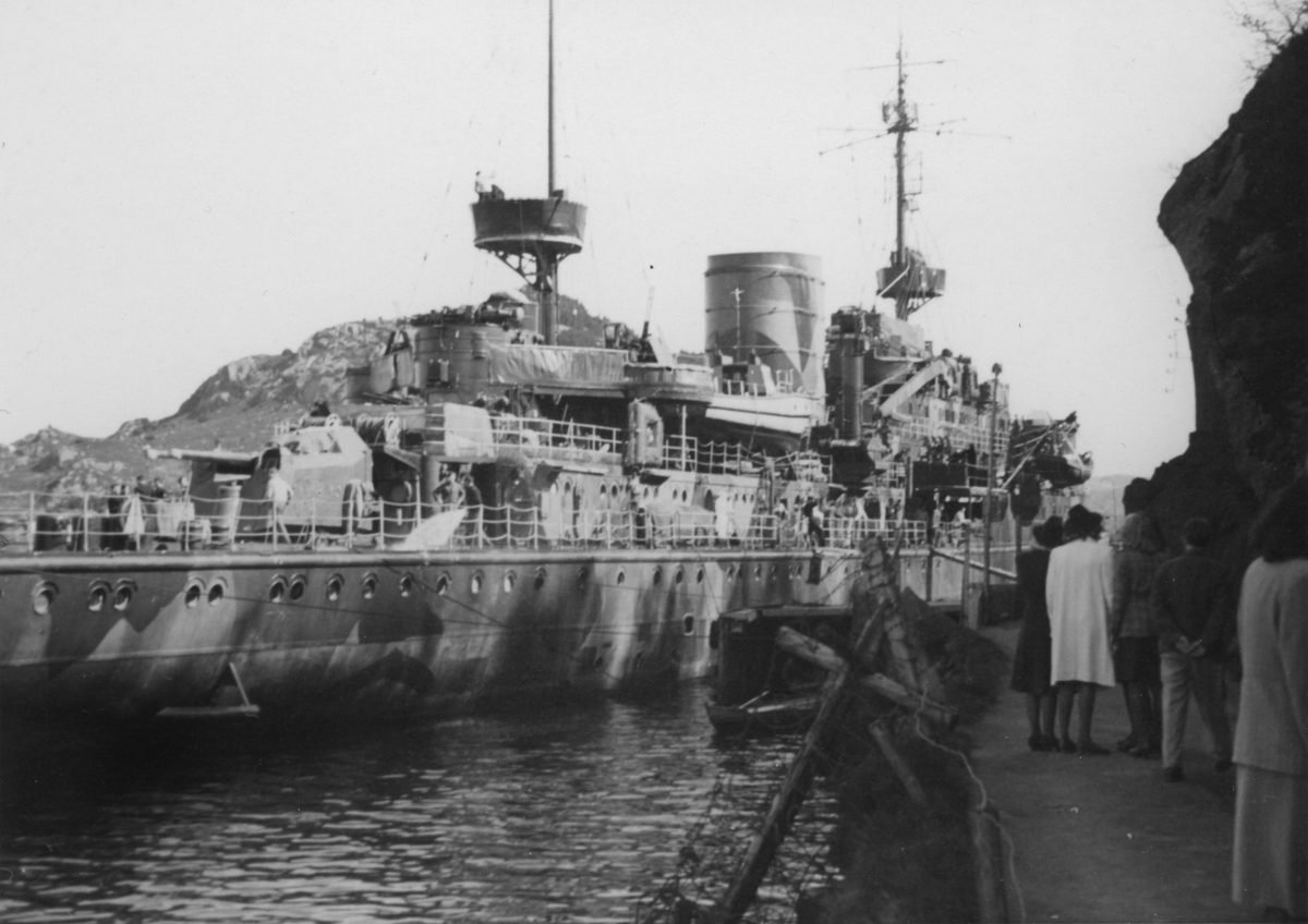 Det tyske skipet "Adolf Lüderitz" ved Dampskipskaien, mai 1945. Fartøyet var et moderskip for tyske "schnellboote".
