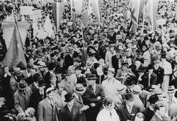 Folkemengden på Torget lytter til talene, 17. mai 1945.